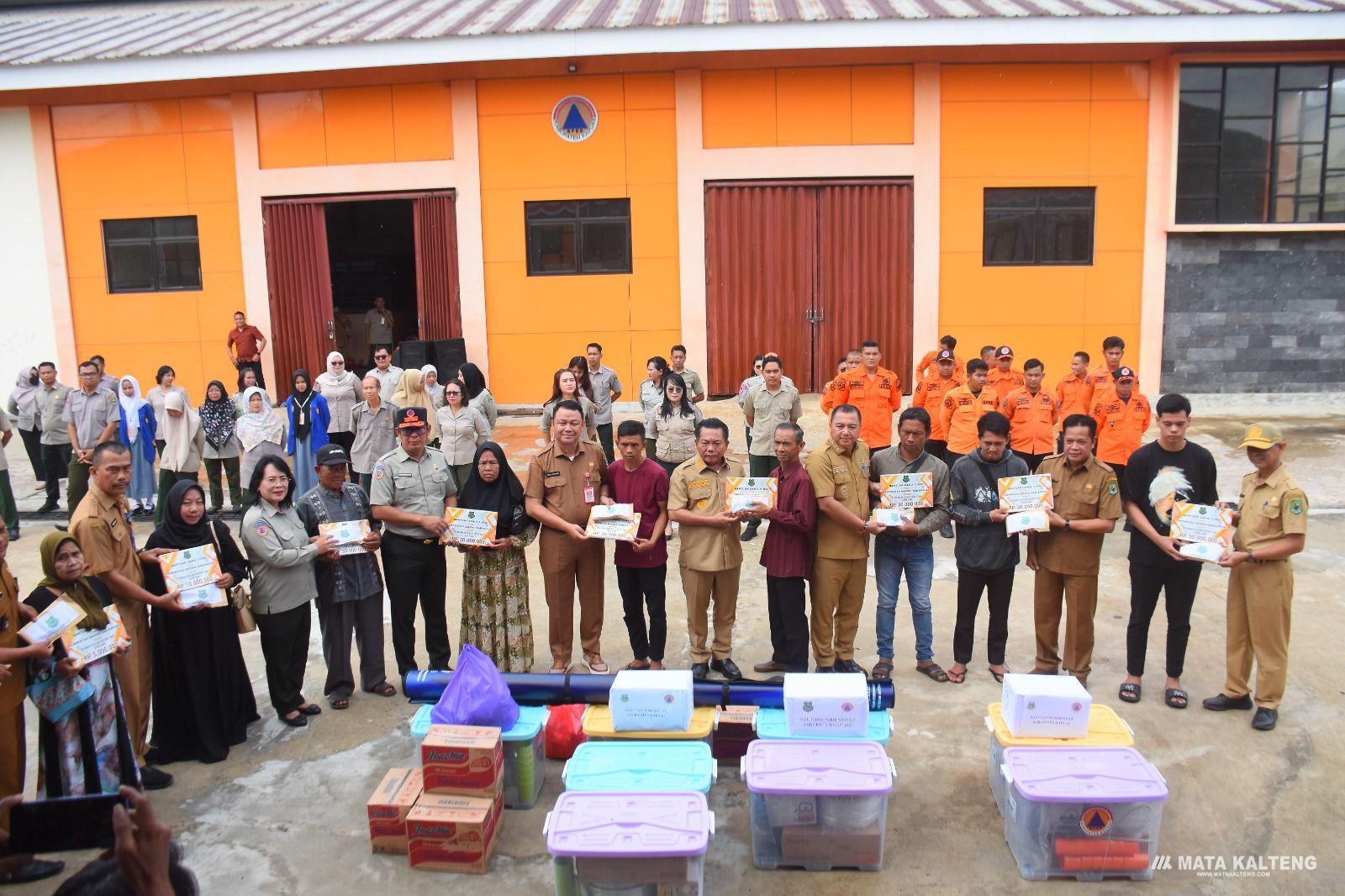 Bupati dan Wabup Kapuas Distribusikan Bantuan Korban Kebakaran