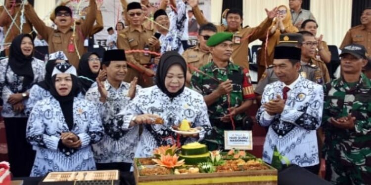 FOTO: IST/MATAKALTENG - Pemotongan tumpeng peringatan HGN dan HUT PGRI di Taman Kota Pangkalan Bun Park, Selasa 25 November 2025.