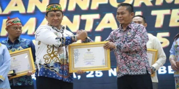 FOTO: IST/MATAKALTENG - Pemkab Kobar Raih Penghargaan Anugerah Keterbukaan Informasi Publik Provinsi Kalimantan Tengah Tahun 2025  di Aula Jayang Tingang, Kantor Gubernur Kalteng, Selasa 25 November 2025.