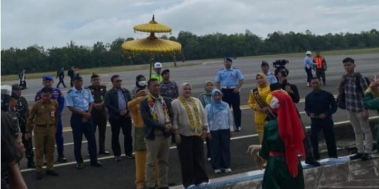 FOTO: IST/MATAKALTENG - Bupati Kotawaringin Barat dan jajarannya menyambut kedatangan Pangkoarmada RI di bandara Udara Iskandar Senin 24November 2025.