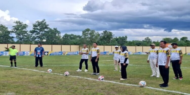 FOTO: IST/MATAKALTENG - Bupati Kotawaringin Barat Nurhidayah melakukan penendangan bola pertama pada pembukaan turnamen sepakbola Bupati Cup 2025, Minggu 23 November 2025