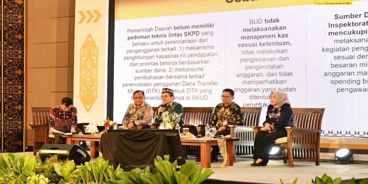 FOTO: IST/MATAKALTENG - Bupati Kobar menjadi narasumber Seminar BPK di Hotel M Bahalap, Palangka Raya, Kamis 20 November 2025.