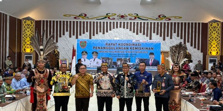 FOTO: IST/MATAKALTENG - Foto Bersama Rapat Koordinasi Penanggulangan Kemiskinan Tahun 2025, di Aula Bapperida Provinsi Kalteng.