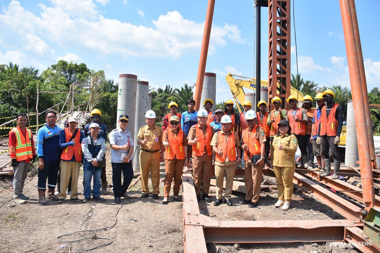 Bupati Kapuas Tinjau Progres Pembangunan Jembatan Penghubung Murung Keramat – Budi Mufakat