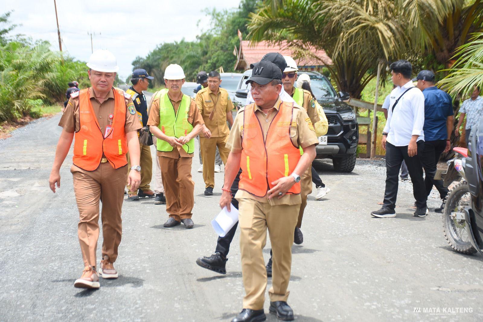 Usai Menerima Bantuan Combain, Bupati Tinjau Pembangunan Jalan Penghubung Antar Kecamatan