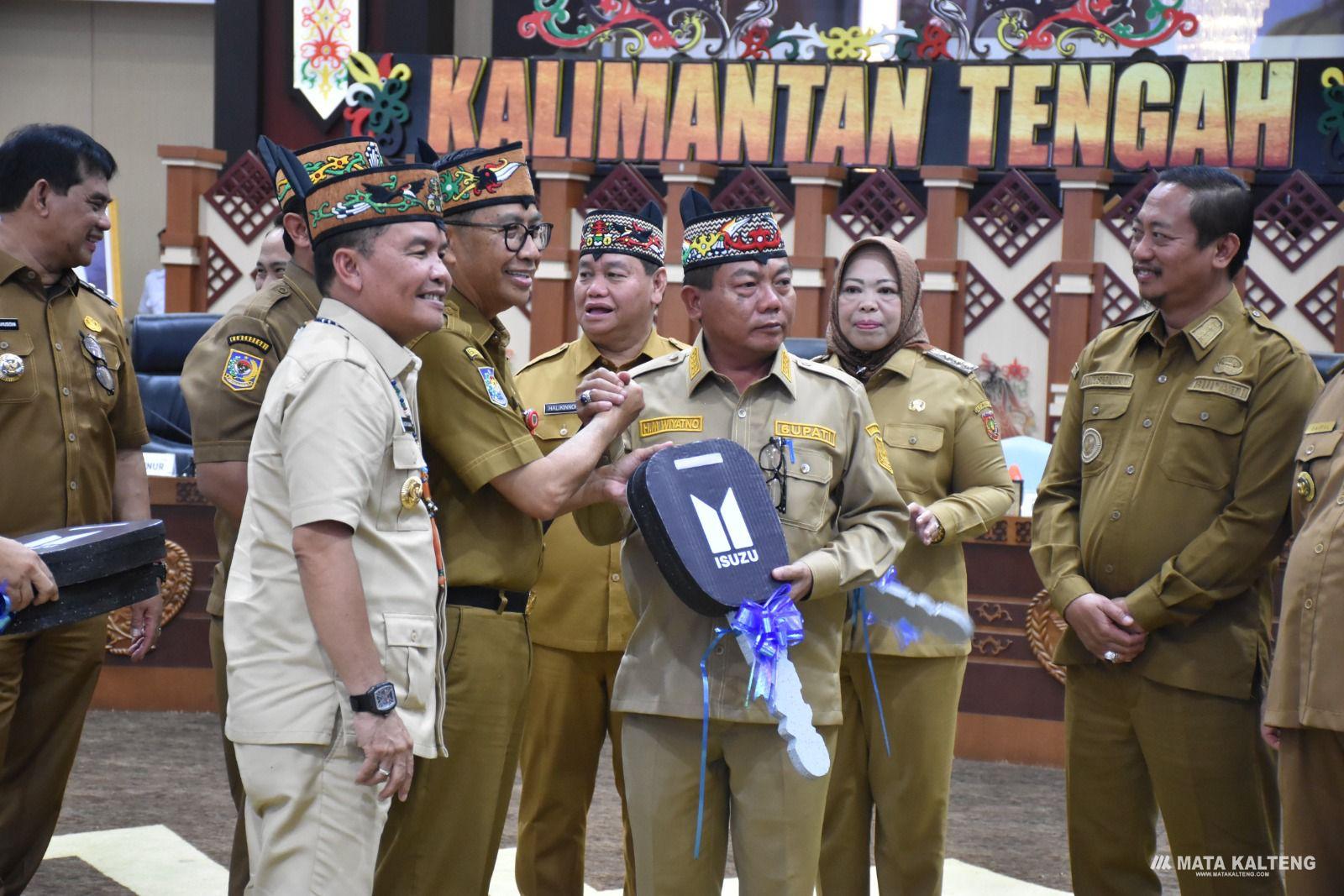 Bupati Kapuas Terima Bantuan Truk Sampah dari Pemrov Kalteng