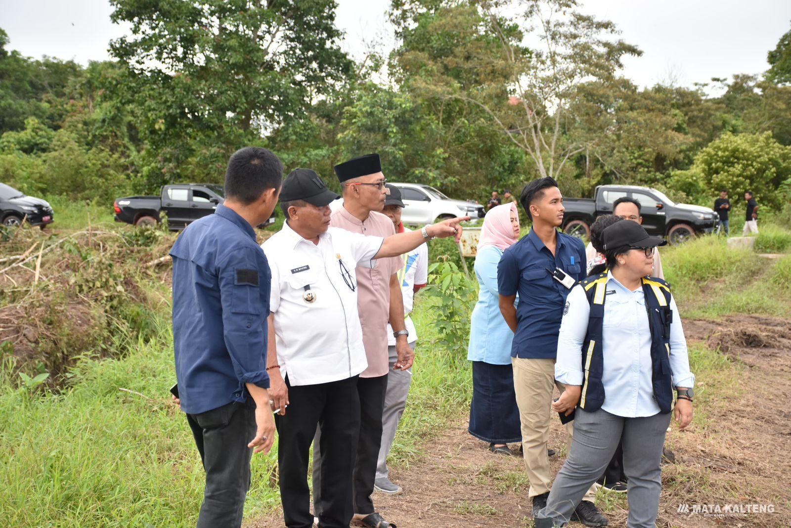 Bupati Kapuas Tinjau Progres Rekonstruksi Jalan, Saluran, Pembukaan Lahan Tani dan Jembatan