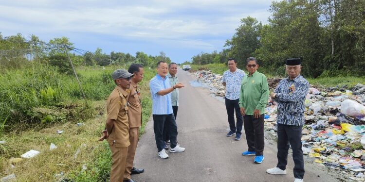 Foto:IST/MATA KALTENG - Komisi II bersama DLH saat tinjau lokasi tumpukan sampah di Sawit Raya, 2 Desember 2025.