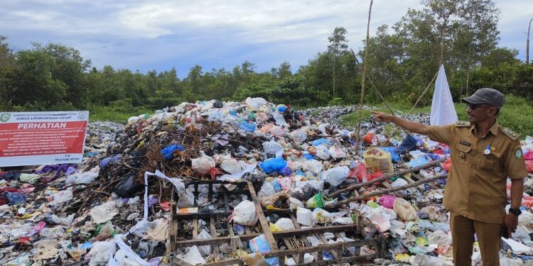 Foto:IST/MATA KALTENG - Lurah Pasir Putih saat tunjukkan tumpukan sampah di Sawit Raya.