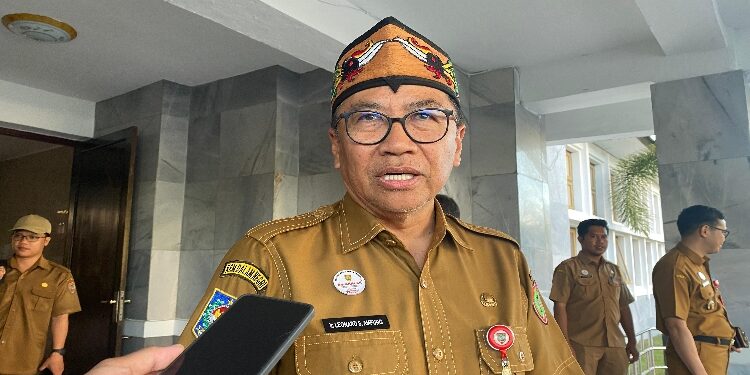 FOTO: NRA/MATAKALTENG - Plt Sekda Kalteng, Leonard S. Ampung, saat diwawancara wartawan.