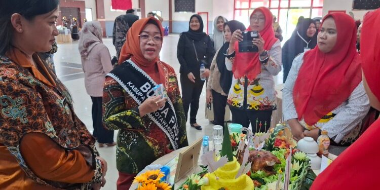 Foto:DIAN/MATA KALTENG - Apresiasi Bunda PAUD dalam penyajian menu masakan sehat di satuan PAUD Kabupaten Kotim dalam upaya pencegahan stunting, 4 Desember 2025.