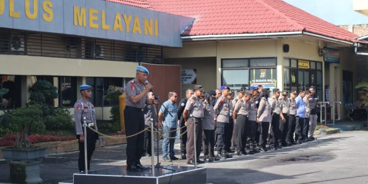 FOTO:IST/MATAKALTENG- Kasi Propam Polres Kotim, AKP Budiman saat memberikan memberikan pengarahan terhadap anggota Polres Kotim saat apel pagi pada Kamis,  4 Desember 2025.