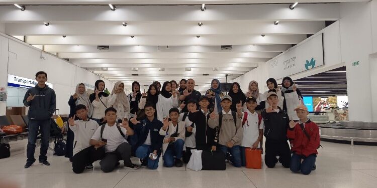 Foto:IST/MATA KALTENG - Pelajar SMPN 1 Sampit yang mengikuti ajang penelitian nasional.