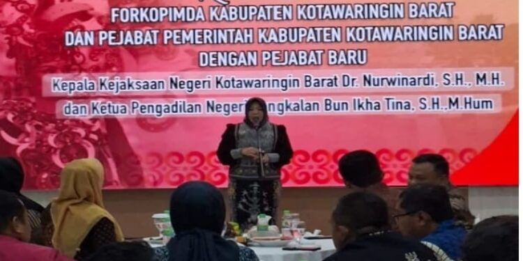 FOTO: IST/MATAKALTENG - Saat Bupati Kobar memberikan sambutan pada acara ramah tamah menyambut Kajari dan Ketua PN Pangkalan Bun yang baru di aula Sangga Banua, Jumat 21 November 2025.