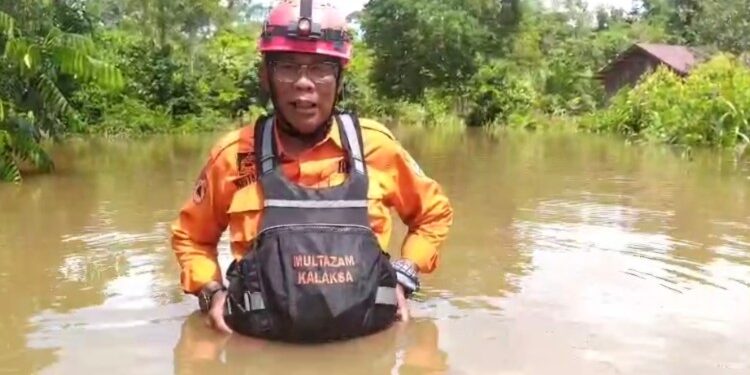 Foto:IST/MATA KALTENG - Tim BPBD Kotim saat turun ke lokasi banjir di Kecamatan Tualan Hulu, 5 Desember 2025.
