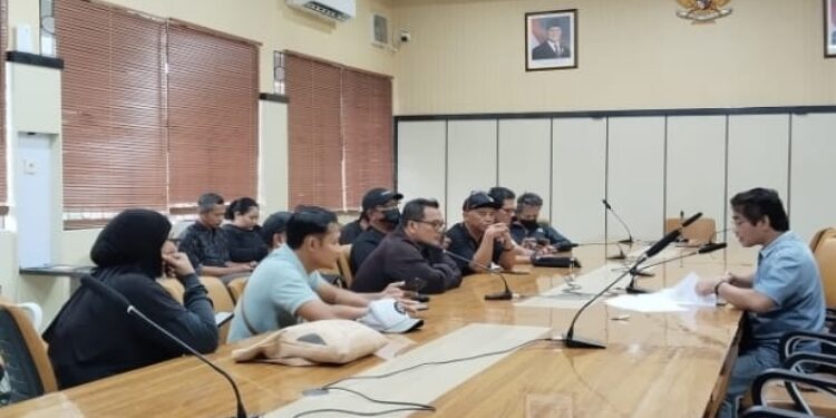 FOTO: IST/MATAKALTENG - Kuasa Hukum Pemkab Kobar, Rahmadi G. Lentam saat jumpa pers di ruang rapat kantor Bupati Kobar, Kamis 20 November 2025.
