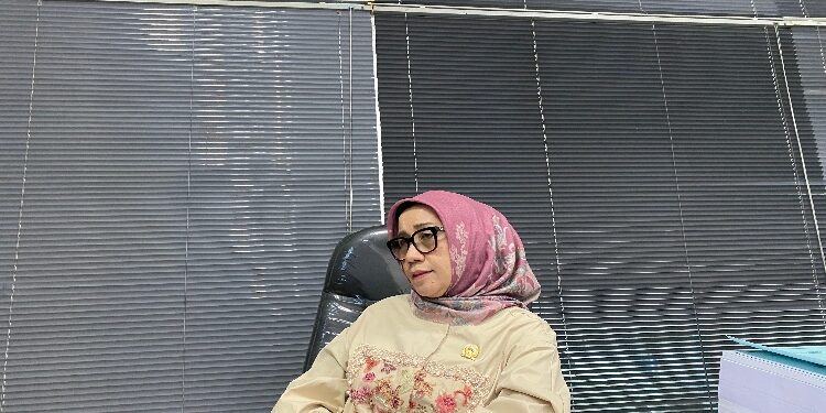FOTO: NRA/MATAKALTENG - Ketua Komisi II DPRD Kalimantan Tengah, Siti Nafsiah, saat diwawancarai wartawan.
