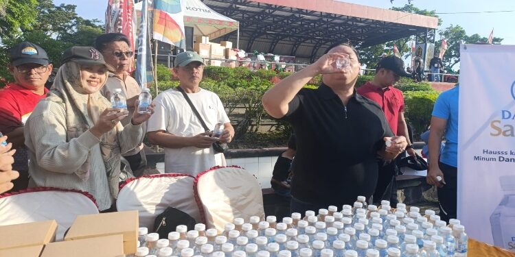 Foto:IST/MATA KALTENG - Bupati Kotim saat mencoba air mineral produksi BUMD Kotim, Minggu 7 Desember 2025.