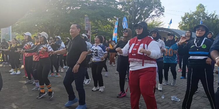 FOTO: IST/MATA KALTENG - CFD dan senam bersama Bupati dan Wakil Bupati Kotim di Taman Kota Sampit, Minggu 7 Desember 2025.