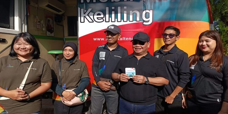 FOTO: IST/MATA KALTENG - Bupati Kotim saat kunjungi mobil layanan keliling Disdukcapil, Minggu 7 Desember 2025.
