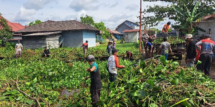 FOTO: DIAN/MATA KALTENG - Gotong royong sejumlah RT di tiga Kelurahan membersihkan sungai pemuatan di Sampit, Minggu 7 Desember 2025.