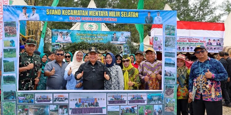 FOTO: IST/MATA KALTENG - Bupati Kotim saat sambangi stand bazar dari Kecamatan MHS, Minggu 7 Desember 2025.
