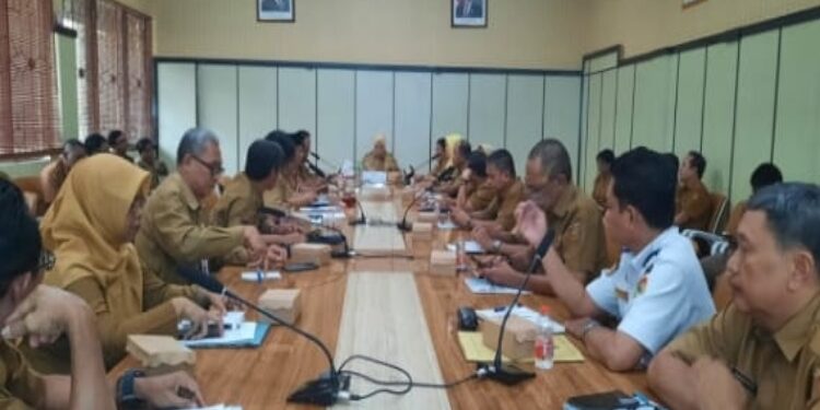FOTO: IST/MATAKALTENG - Bupati Kotawaringin Barat Hj Nurhidayah memimpin rapat koordinasi tahap 1 penilaian Adipura di ruang rapat kantor Bupati setempat, Selasa 18 November 2025.