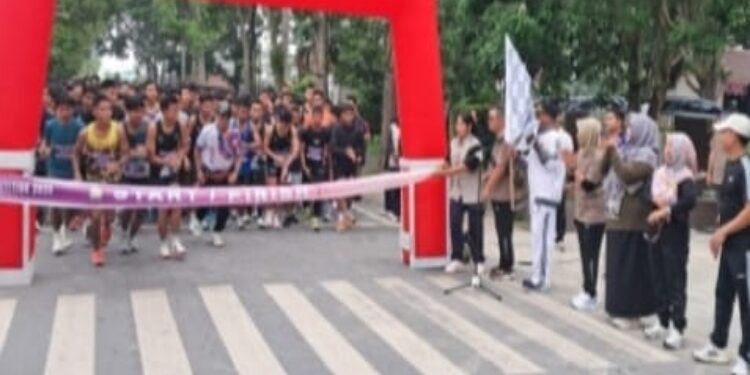 FOTO: IST/MATAKALTENG - Wakil Bupati Kobar Suyanto melepas secara resmi Smanda 5 K Fun Run Competition 2025, Minggu 16 November 2025.