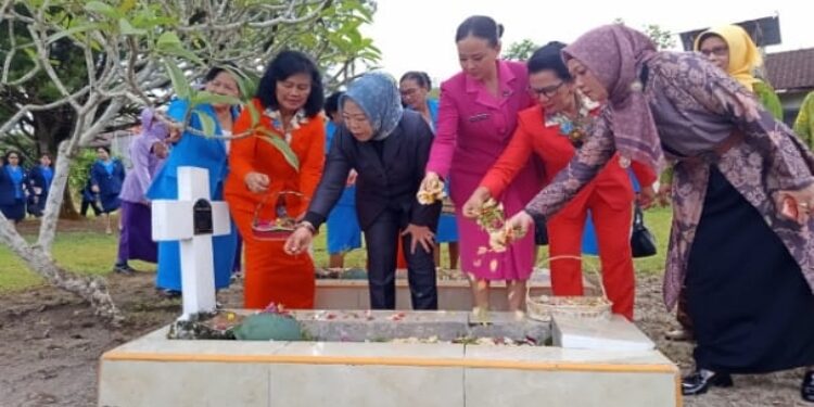 FOTO: IST/MATAKALTENG - Bupati Kotawaringin Barat Hj Nurhidayah menaburkan bunga di Pusara salah satu pahlawan yang dimakamkan di TMP Indrapura Pangkalan Bun, Senin 8 Desember 2025.