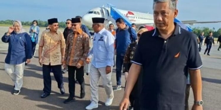 FOTO: IST/MATAKALTENG - Menteri PPMI RI Mukhtaruddin tiba di bandara Iskandar Pangkalan Bun, Kabupaten Kotawaringin Barat, Sabtu 15 November 2025.