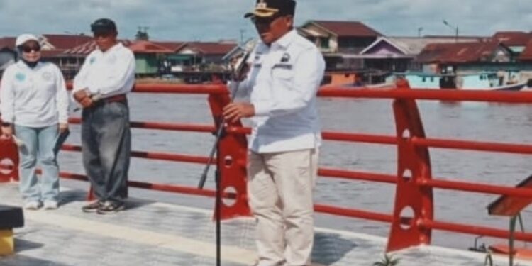 FOTO: IST/MATAKALTENG - Wabup Kobar Suyanto membuka secara resmi lomba dayung Bupati Cup 2025 di Kampung Sega, Mendawai Minggu 15 November 2025.