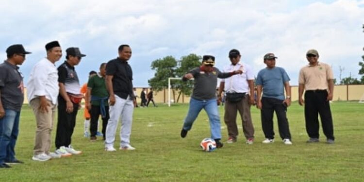 FOTO: IST/MATAKALTENG - Wakil Bupati Kobar Suyanto melakukan sepakan pertama yang menandai dibukanya turnamen sepak bola Bupati Cup Usia Dini tahun 2025, Jumat 14 November 2025.