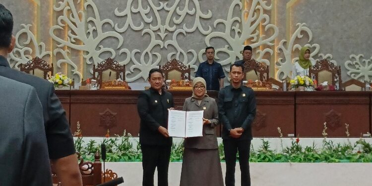 FOTO: NRA/MATAKALTENG - Penandatanganan oleh Wakil Gubernur Kalteng, H. Edy Pratowo, Wakil Ketua I DPRD Riska Agustin, dan Wakil Ketua II Muhammad Ansyari.