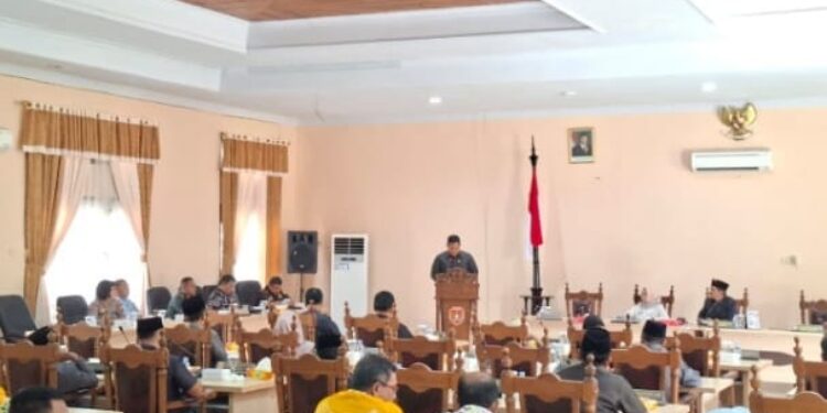 FOTO: IST/MATAKALTENG - Bupati Kobar Hj Nurhidayah menghadiri Paripurna VII Masa Sidang I tahun 2025/2026, Kamis 13 November 2025.