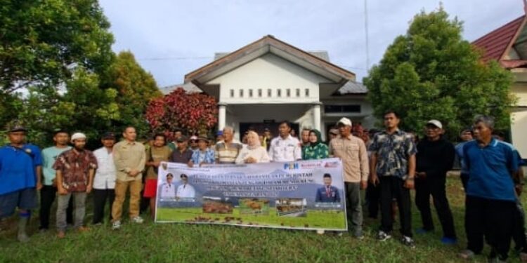 FOTO: IST/MATAKALTENG - Bupati Kobar menghadiri penyerahan bantuan sebanyak 150 ekor sapi dari Pemprov Kalteng di Desa Mandala Jaya, Kamis 13 November 2025.