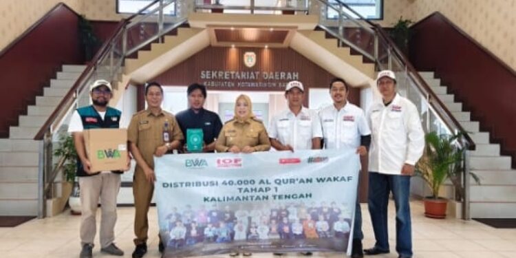 FOTO: IST/MATAKALTENG - Bupati Kotawaringin Barat Hj Nurhidayah saat berfoto bersama pengurus BWA dan IOF di gedung transit kantor Bupati setempat, Selasa 11 November 2025.