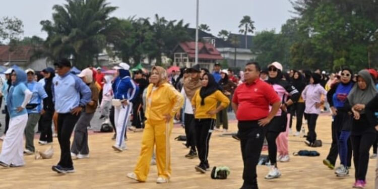 FOTO: IST/MATAKALTENG - Bupati Kobar Hj Nurhidayah dan Wakil Bupati Suyanto mengikuti senam massal memperingati Haornas di Pangkalan Bun Park, Selasa 11 November 2025.