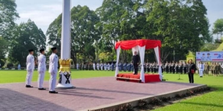 FOTO: IST/MATAKALTENG - Bupati Kotawaringin Barat Hj Nurhidayah menjadi inspektur upacara peringatan Hari Pahlawan Nasional di halaman kantor Bupati Kobar, Senin 10 November 2025.