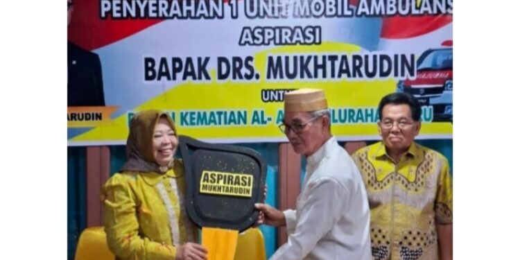 FOTO: IST/MATAKALTENG - Bupati Kotawaringin Barat Hj Nurhidayah menyerahkan bantuan 1 unit mobil ambulan kepada rukum kematian Al Amin, Minggu 9 November 2025.