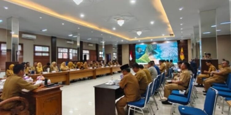 FOTO: IST/MATAKALTENG - Stressing bersama Kepala Organisasi Perangkat Daerah (OPD) dan Sekretaris di Aula Sangga Banua, Selasa 4 November 2025.
