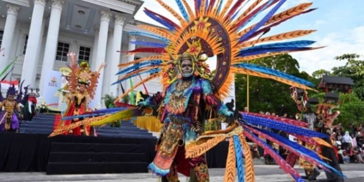 FOTO: IST/MATAKALTENG - Salah satu hasil karya putra daerah yang ditampilkan dalam MFC tahun 2025 di Pangkalan Bun Park, Minggu 2 November 2025.