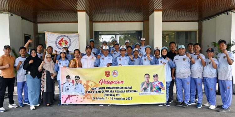 FOTO: IST/MATAKALTENG - Wakil Bupati Kobar Suyanto melepas kontingen Popnas XVII di halaman kantor Bupati Kobar, Kamis 30 Oktober 2025.