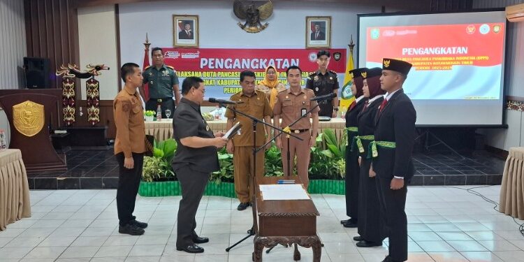 Foto:DIAN/MATA KALTENG - Pengangkatan pelaksana Duta Pancasila Paskibraka Indonesia (DPPI) tingkat Kabupaten Kotim Periode 2025-2029, 8 Desember 2025.
