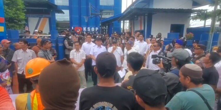 Foto: IST/MATA KALTENG - Aksi buruh di Kotim di depan kantor KSOP Sampit, 8 Desember 2025.