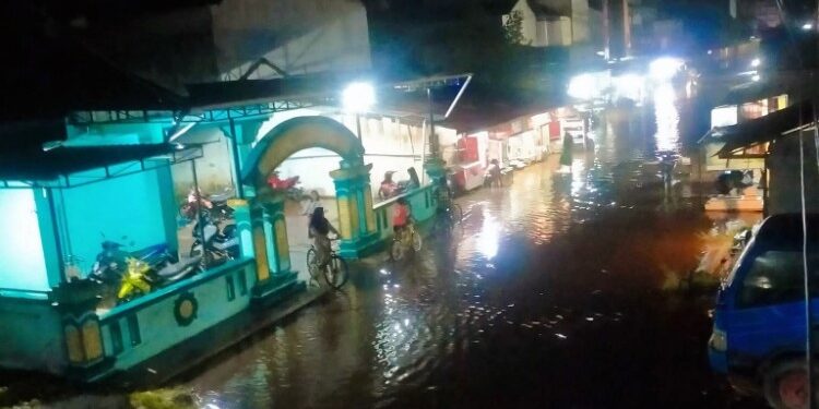 Foto:IST/MATA KALTENG - Banjir rob yang terjadi di Pasar Samuda, Kecamatan Mentaya Hilir Selatan.