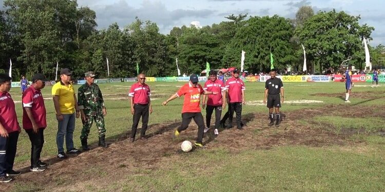 Foto:IST/MATA KALTENG - Pembukaan turnamen sepak bola di Lapangan Antang Sampit oleh Kepala Dispora Kotim.