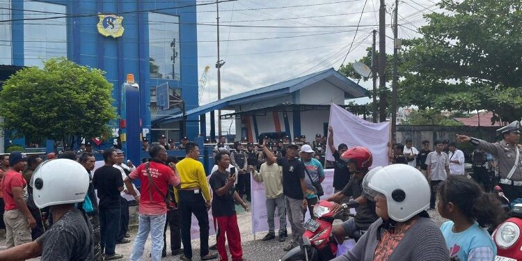 Foto:IST/MATA KALTENG - Aksi buruh di Kotim di depan kantor KSOP Sampit.