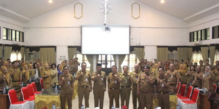 Foto:IST/MATA KALTENG - Foto bersama pada kegiatan orientasi penyusunan RKPD tahun 2027 dan sosialisasi Perda Nomor 3 Tahun 2025 tentang RPIMD Kabupaten Kotim 2025-2029, Senin 8 Desember 2025.