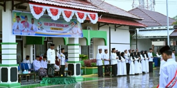 FOTO: IST/MATAKALTENG - Peringatan Hari Santri Nasional 2025;di halaman kantor Kementerian Agama Kotawaringin Barat, Rabu 22 Oktober 2025.