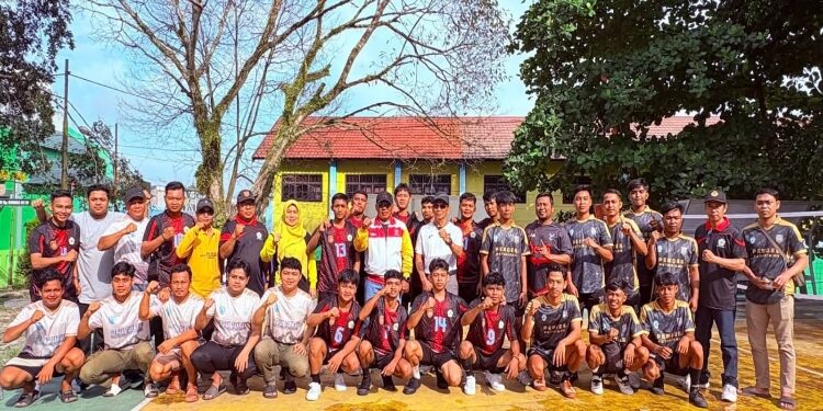 FOTO: IST/MATAKALTENG - Wakil Bupati Kobar Suyanto berfoto bersama para atlet sepak takraw dari kabupaten Lamandau, dan Sukamara serta Kotawaringin Barat, Sabtu 18 Oktober 2025.